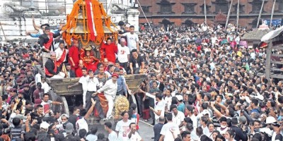 इन्द्र देवतालाई भक्तपुर घुमाउँदै देवगृह भित्र्याइ जात्रा सम्पन्न